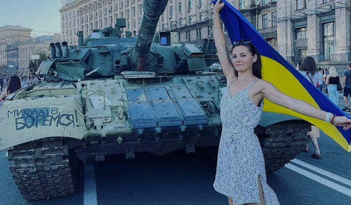 Антоніна Хижняк відзначила День незалежності на «параді» розбитих російських танків